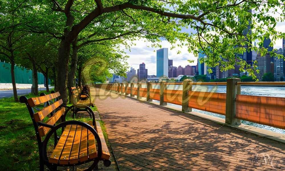 Best Time to Visit NYC: Spring or Fall Waterfront Walk
